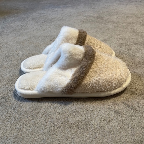 5 for $20: Fuzzy slippers - Picture 5 of 6